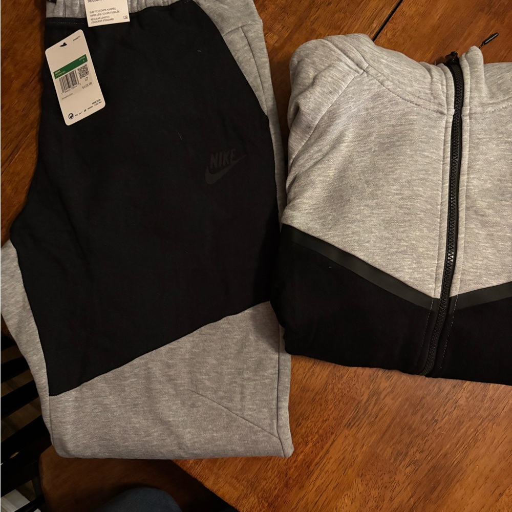 Nike Men's Black and Gray Lightweight Jacket